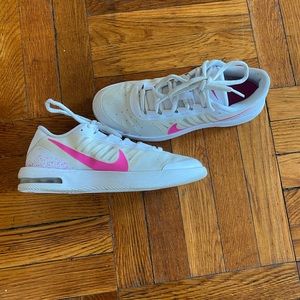 Nike court women’s air max US size 9